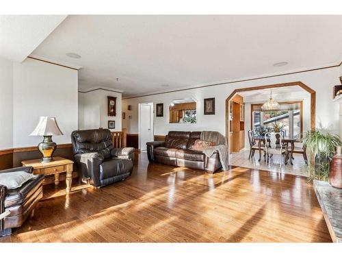 612 Hunterston Bay Nw, Calgary, AB - Indoor Photo Showing Living Room