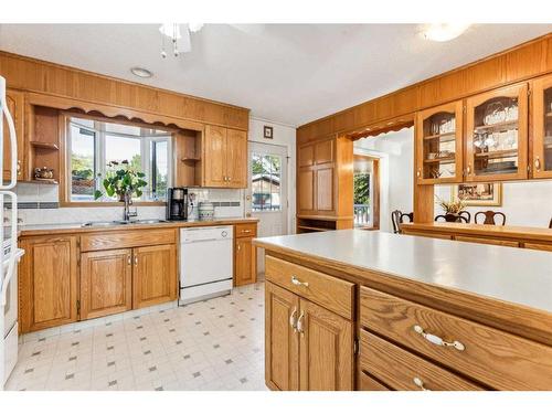 612 Hunterston Bay Nw, Calgary, AB - Indoor Photo Showing Kitchen