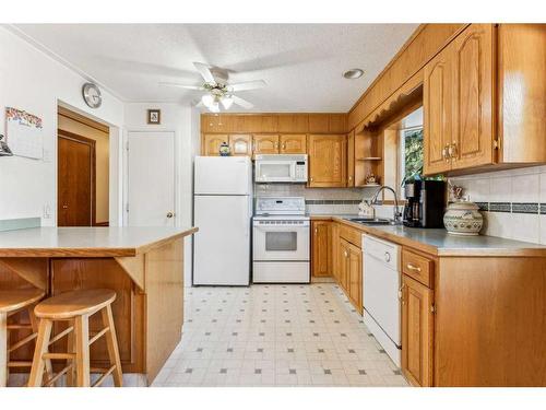 612 Hunterston Bay Nw, Calgary, AB - Indoor Photo Showing Kitchen With Double Sink