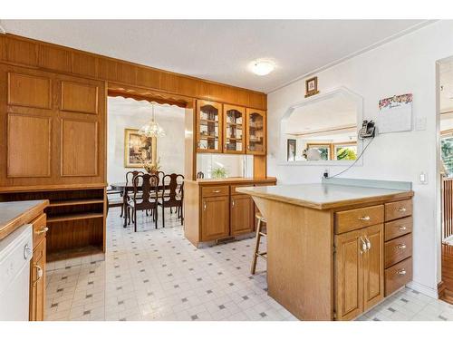 612 Hunterston Bay Nw, Calgary, AB - Indoor Photo Showing Kitchen