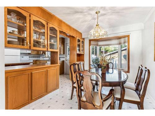 612 Hunterston Bay Nw, Calgary, AB - Indoor Photo Showing Dining Room