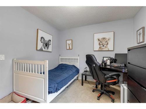 55 Mahogany Rise Se, Calgary, AB - Indoor Photo Showing Bedroom