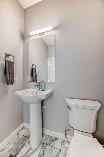 126 Dawson Harbour Grove, Chestermere, AB - Indoor Photo Showing Bathroom