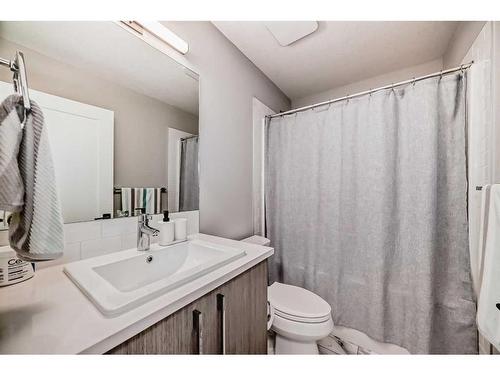 126 Dawson Harbour Grove, Chestermere, AB - Indoor Photo Showing Bathroom