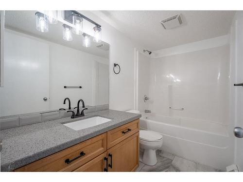 305 Mckenzie Towne Lane Se, Calgary, AB - Indoor Photo Showing Bathroom