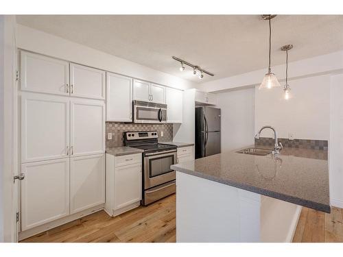 305 Mckenzie Towne Lane Se, Calgary, AB - Indoor Photo Showing Kitchen