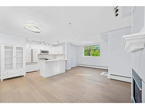 104-2419 Erlton Road Sw, Calgary, AB - Indoor Photo Showing Kitchen