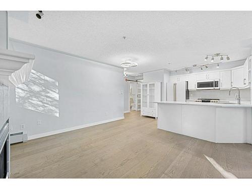 104-2419 Erlton Road Sw, Calgary, AB - Indoor Photo Showing Kitchen