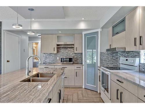 76 Huntmeadow Road Ne, Calgary, AB - Indoor Photo Showing Kitchen With Double Sink With Upgraded Kitchen