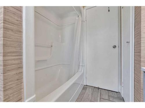 76 Huntmeadow Road Ne, Calgary, AB - Indoor Photo Showing Bathroom