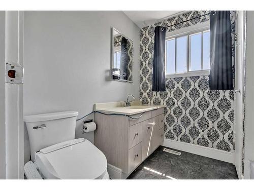 76 Huntmeadow Road Ne, Calgary, AB - Indoor Photo Showing Bathroom