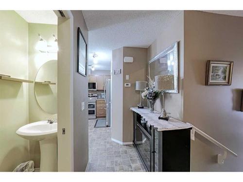 1204-800 Yankee Valley Boulevard Se, Airdrie, AB - Indoor Photo Showing Bathroom