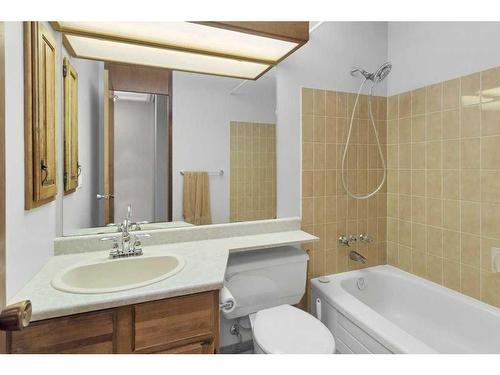 51 Woodfern Rise Sw, Calgary, AB - Indoor Photo Showing Bathroom