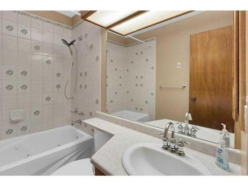 51 Woodfern Rise Sw, Calgary, AB - Indoor Photo Showing Bathroom