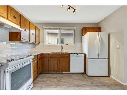 335 Bernard Mews Nw, Calgary, AB - Indoor Photo Showing Kitchen