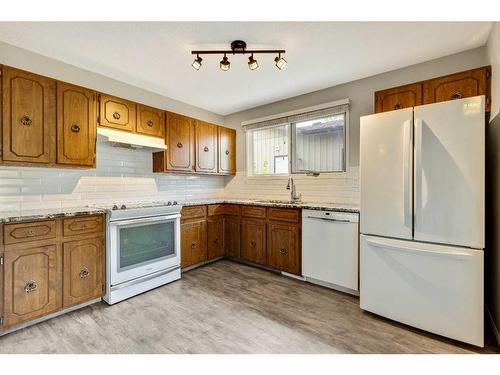 335 Bernard Mews Nw, Calgary, AB - Indoor Photo Showing Kitchen