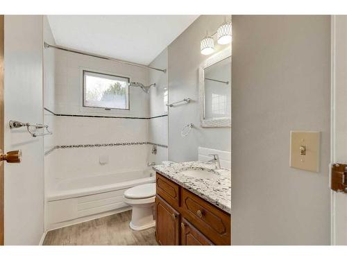 335 Bernard Mews Nw, Calgary, AB - Indoor Photo Showing Bathroom