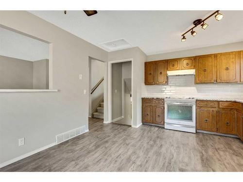 335 Bernard Mews Nw, Calgary, AB - Indoor Photo Showing Kitchen