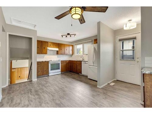 335 Bernard Mews Nw, Calgary, AB - Indoor Photo Showing Kitchen