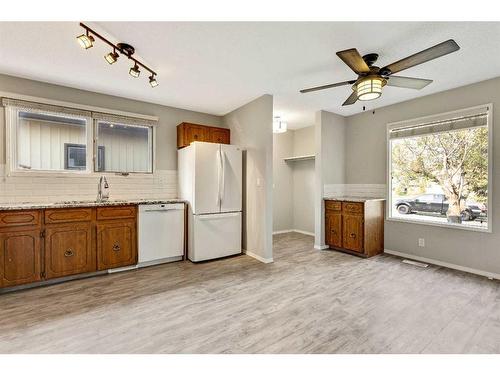 335 Bernard Mews Nw, Calgary, AB - Indoor Photo Showing Kitchen