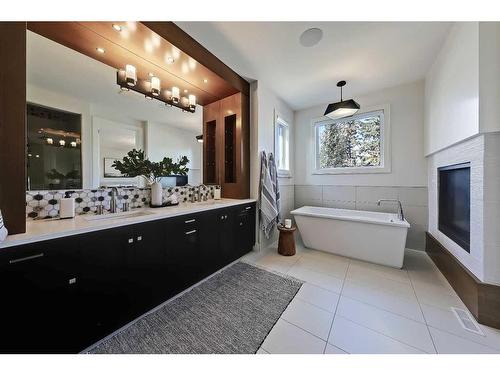 1722 47 Avenue Sw, Calgary, AB - Indoor Photo Showing Bathroom