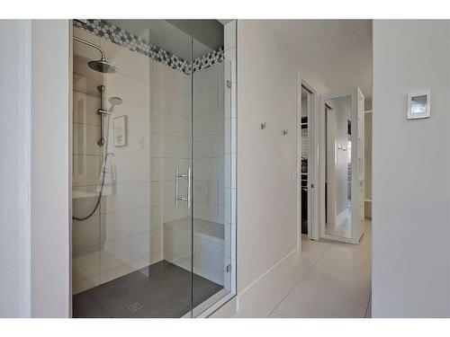 1722 47 Avenue Sw, Calgary, AB - Indoor Photo Showing Bathroom