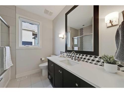 1722 47 Avenue Sw, Calgary, AB - Indoor Photo Showing Bathroom