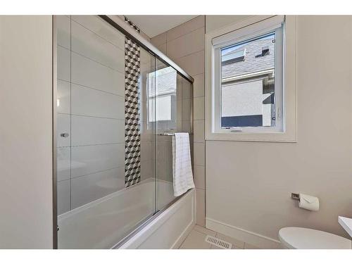 1722 47 Avenue Sw, Calgary, AB - Indoor Photo Showing Bathroom