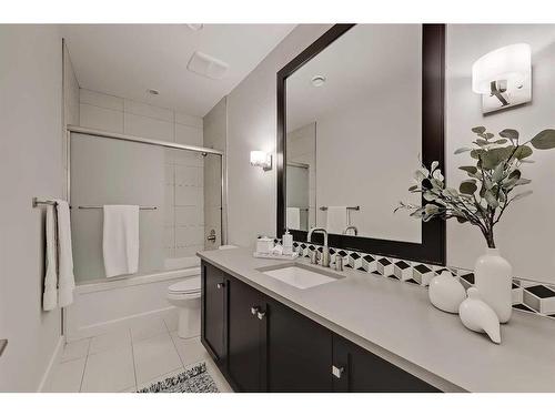 1722 47 Avenue Sw, Calgary, AB - Indoor Photo Showing Bathroom