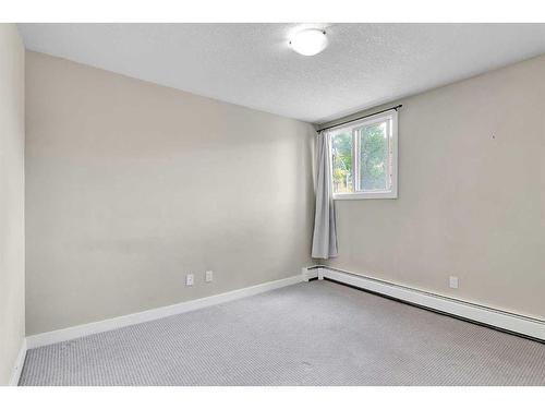 204-2317 17B Street Sw, Calgary, AB - Indoor Photo Showing Other Room