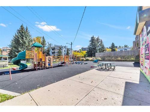 204-2317 17B Street Sw, Calgary, AB - Outdoor