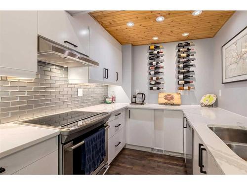 1706-11010 Bonaventure Drive Se, Calgary, AB - Indoor Photo Showing Kitchen With Upgraded Kitchen