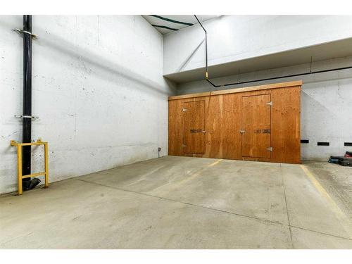 301-2306 17B Street Sw, Calgary, AB - Indoor Photo Showing Garage