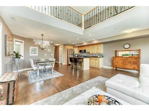 301-2306 17B Street Sw, Calgary, AB - Indoor Photo Showing Living Room