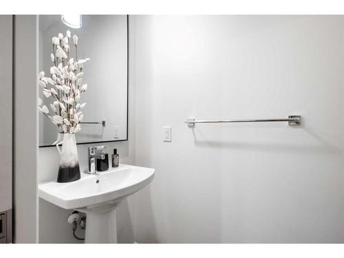 60 Wolf Creek Street Se, Calgary, AB - Indoor Photo Showing Bathroom