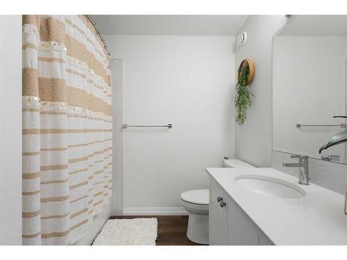 60 Wolf Creek Street Se, Calgary, AB - Indoor Photo Showing Bathroom