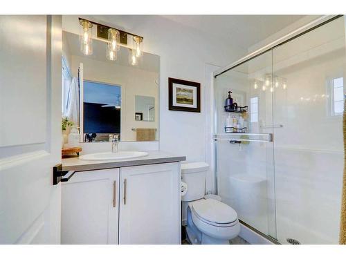 340 Kingsmere Way Se, Airdrie, AB - Indoor Photo Showing Bathroom