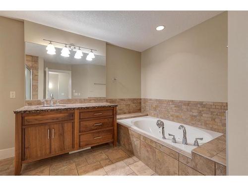 2-2231 28 Street Sw, Calgary, AB - Indoor Photo Showing Bathroom