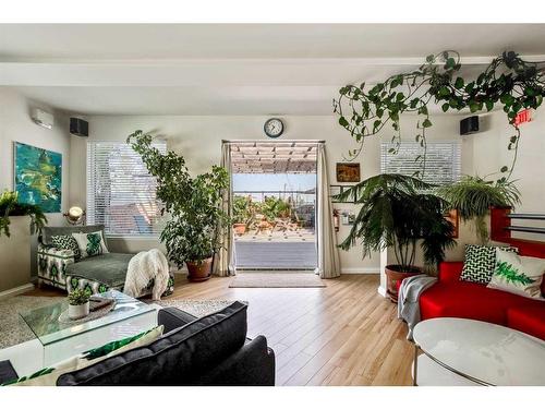 A & B-2109 20 Street, Nanton, AB - Indoor Photo Showing Living Room