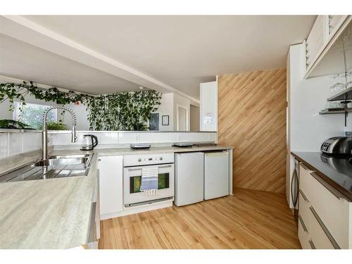 A & B-2109 20 Street, Nanton, AB - Indoor Photo Showing Kitchen With Double Sink