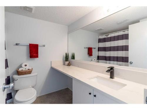 20 Erin Woods Court Se, Calgary, AB - Indoor Photo Showing Bathroom