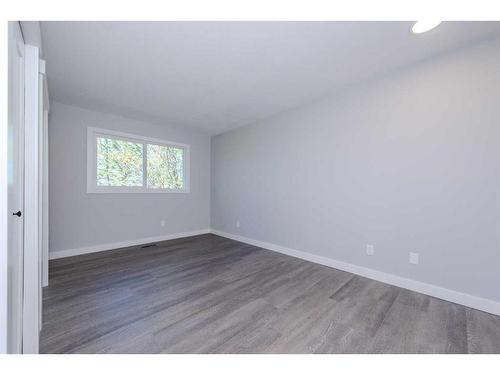 261025 Mountain View Road Nw, Calgary, AB - Indoor Photo Showing Other Room