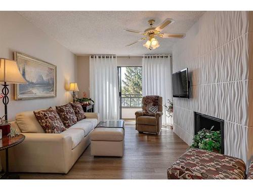 302-3730 50 Street Nw, Calgary, AB - Indoor Photo Showing Living Room