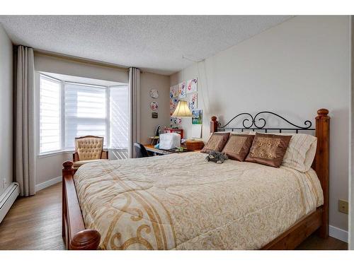 302-3730 50 Street Nw, Calgary, AB - Indoor Photo Showing Bedroom