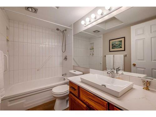 302-3730 50 Street Nw, Calgary, AB - Indoor Photo Showing Bathroom