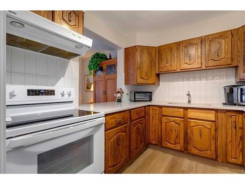 302-3730 50 Street Nw, Calgary, AB - Indoor Photo Showing Kitchen