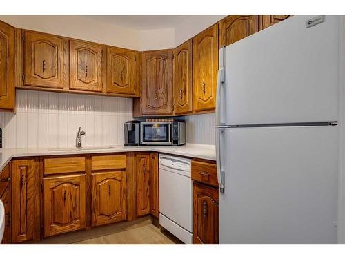 302-3730 50 Street Nw, Calgary, AB - Indoor Photo Showing Kitchen