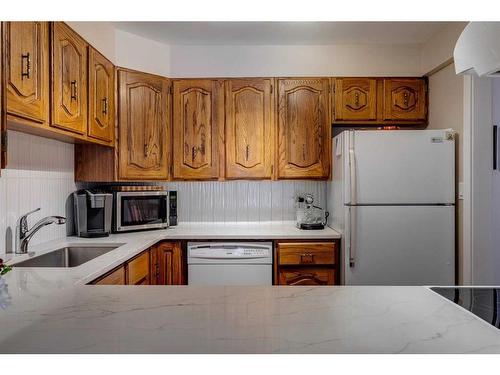 302-3730 50 Street Nw, Calgary, AB - Indoor Photo Showing Kitchen