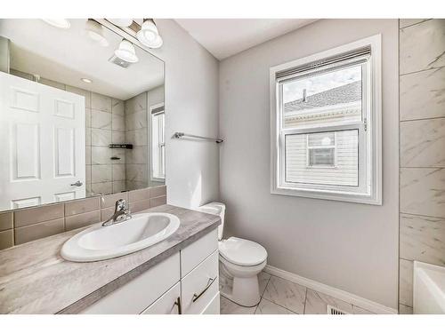 217 Cityscape Boulevard, Calgary, AB - Indoor Photo Showing Bathroom