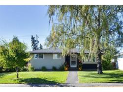 19 Grafton Crescent SW Calgary, AB T3E 4X2